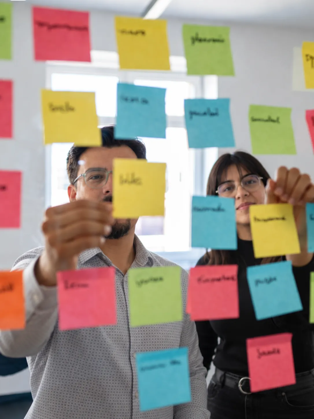 Equipo de NayraLabs trabajando con notas para analizar ideas y prioridades.